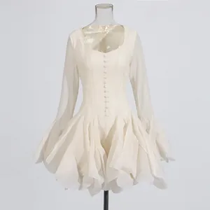 Mini abito bianco stile francese con scollo a quadrato e maniche a campana con volant.