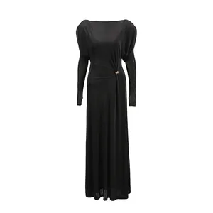 Elegantes schwarzes langärmeliges Maxikleid mit Taillenknoten und goldener Metallschnalle