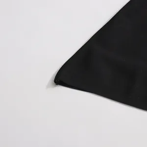 Primer plano del tejido de punto fino negro de calidad y el dobladillo del vestido