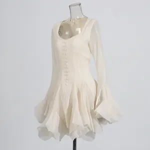 Vista dettagliata del vestito crema in stile francese con scollo quadrato e volant