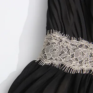 Détail d'une robe plissée vintage française avec taille en dentelle beige délicate