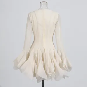 Vista posteriore di elegante mini abito a balze color crema stile francese con maniche.