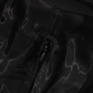 Primer plano del detalle de la cremallera invisible en un vestido negro ajustado