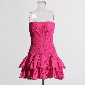 Fuchsia strapless mini-jurk met gesmokt bovenlijfje en gelaagde rok met broderie