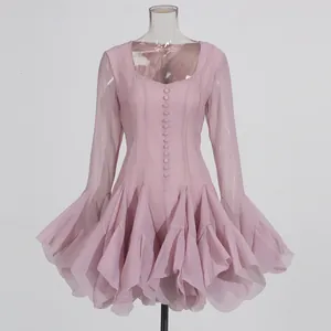 Elegante abito rosa in stile francese con scollo quadrato e maniche a campana con volant