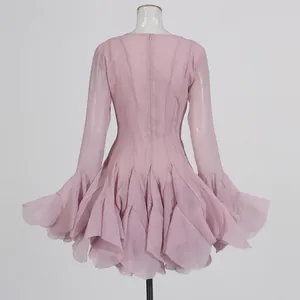 Elegante vista posteriore dell'abito rosa a balze stile francese con maniche a campana