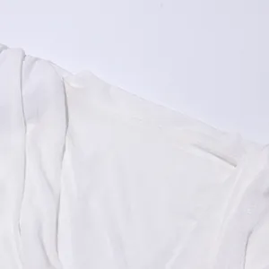 Nahaufnahme des glatten weißen Stoffes und Ausschnitts eines formellen Langarmkleides