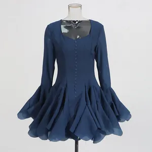 Elegante abito corto blu scuro con scollo quadrato, volant e maniche lunghe a campana