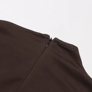 Detalle de la cremallera invisible trasera en un vestido vintage marrón sin mangas