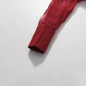 Detail der roten Hohlspitzen-Manschette an einem eleganten Kleid im französischen Stil
