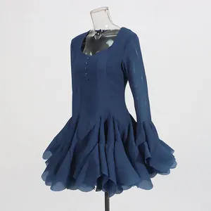 Vista dettagliata dell'abito blu navy con balze a strati e maniche a campana