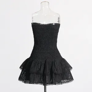 Detailweergave van een sexy zwarte strapless jurk met borduursel en gelaagde ruches