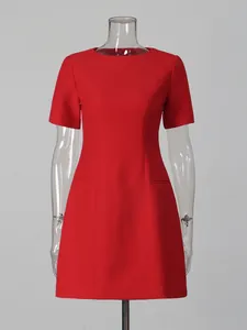 Elegante abito rosso con scollo rotondo, maniche corte e silhouette a trapezio.
