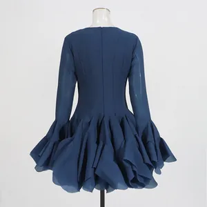 Vista posteriore di un vestito blu navy con ruches e eleganti maniche a campana