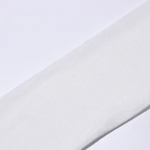 Detailansicht des hochwertigen weißen Stoffes mit feiner Textur für elegante Abendkleider