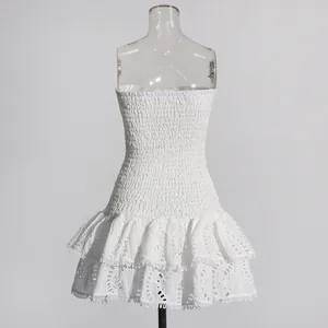 Gedetailleerd achteraanzicht van een witte strapless jurk met ruches en broderie anglaise