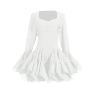 Elegante abito da fata bianco in stile francese con scollo quadrato e maniche a campana.