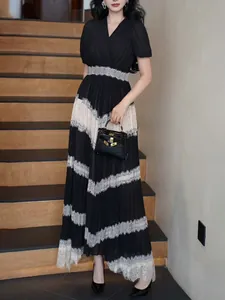 Robe longue plissée vintage élégante à col en V, avec dentelle contrastée et cintrée