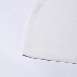 Nahaufnahme der sauberen Saumnaht an einem weißen einfarbigen Langarm-Abendkleid
