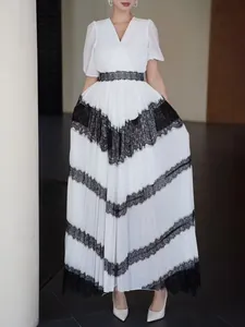 Robe longue plissée vintage française élégante avec col en V et dentelle noire