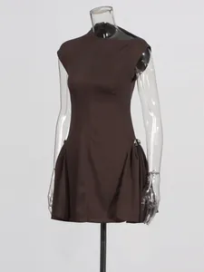 Vestido corto marrón sin mangas estilo vintage francés con pliegues y corte entallado