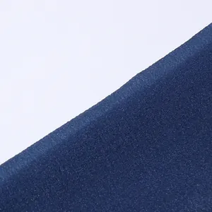 Vista macro della trama del tessuto dell'abito blu con finitura opaca