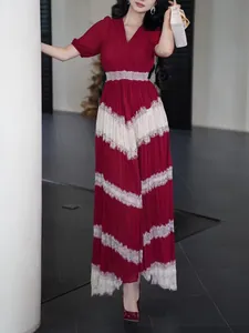Robe longue plissée vintage française élégante bordeaux avec dentelle blanche et col en V