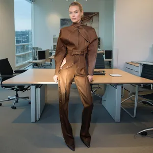 Dettaglio di un completo due pezzi vintage marrone con giacca e pantaloni dritti.