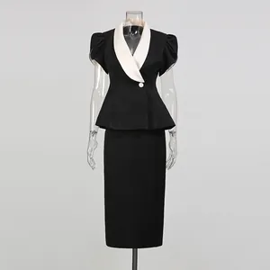 Vorderansicht von elegantem schwarz-weißem Schößchen-Top mit V-Ausschnitt und Rock
