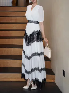 Élégante robe longue plissée rétro française avec col en V et patchwork de dentelle noire