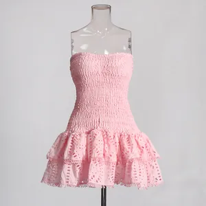Detail van roze geborduurde strapless jurk met gelaagde ruches rok