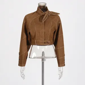 Vista frontale di una giacca corta marrone vintage con collo a fiocco e cuciture bianche