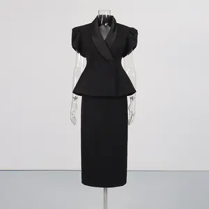 Elegantes schwarzes zweiteiliges Set im französischen Stil mit Schößchen-Top und High-Waist-Rock