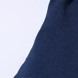 Dettaglio ravvicinato della consistenza del tessuto blu scuro per abito in stile francese