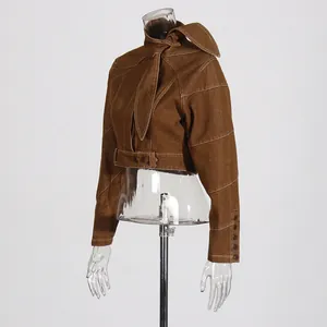 Vista dettagliata di una giacca di jeans corta marrone vintage con elegante colletto annodato