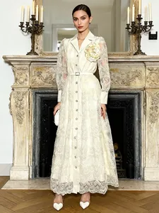 Elegantes langes Kleid im französischen Stil mit Hohlstickerei, Gürtel und Knopfleiste