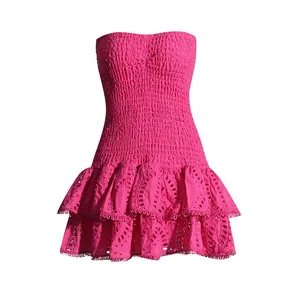 Roze strapless jurk met gesmokt lijfje en gelaagde rok met broderie anglaise details