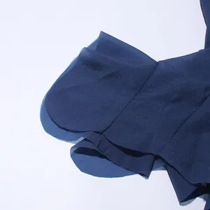 Primo piano della manica a campana in chiffon blu navy con eleganti volant a strati.