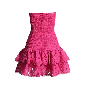 Roze geborduurde strapless mini-jurk met gelaagde ruches en fijne borduurdetails.