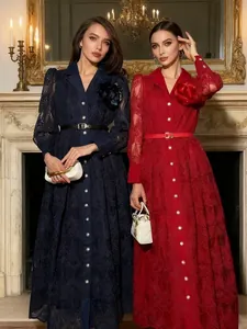 Elegantes französisches Maxikleid mit Spitzenstickerei, einreihig und mit Gürtel versehen.