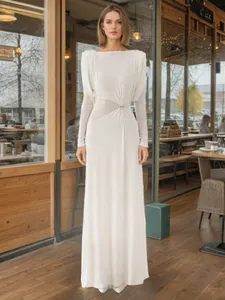 Robe de soirée blanche élégante à manches longues avec nœud et boucle métallique