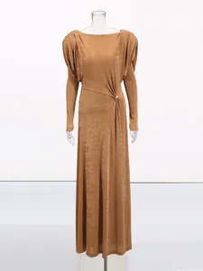 Robe longue élégante à manches longues marron avec nœud torsadé et boucle métallique