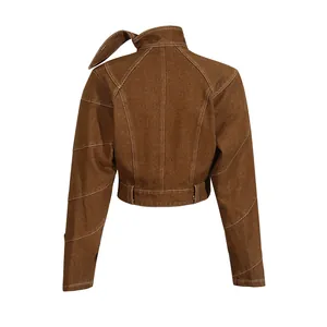Retro di una giacca corta vintage marrone con cuciture a contrasto e dettaglio del colletto