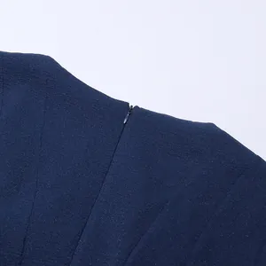 Dettaglio della cerniera invisibile su un abito stile francese in blu navy scuro