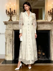 Elegantes französisches Maxikleid mit Stickerei, Gürtel und einreihiger Knopfleiste