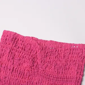 Hoogwaardig macrodetail van roze gesmokte stoftextuur voor trendy jurken