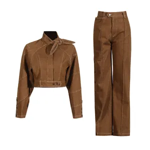 Completo due pezzi vintage marrone con giacca corta annodata e pantaloni dritti