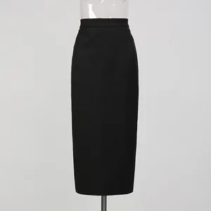 Eleganter schwarzer Bleistiftrock mit hoher Taille für Damen auf Schaufensterpuppe