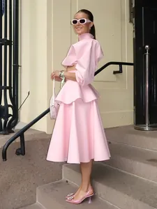 Φωτογραφία street style ενός ροζ σετ δύο τεμαχίων με κοντό μπλουζάκι και μίντι φούστα