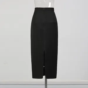 Eleganter schwarzer Midirock mit hoher Taille und modischem Schlitz auf der Vorderseite